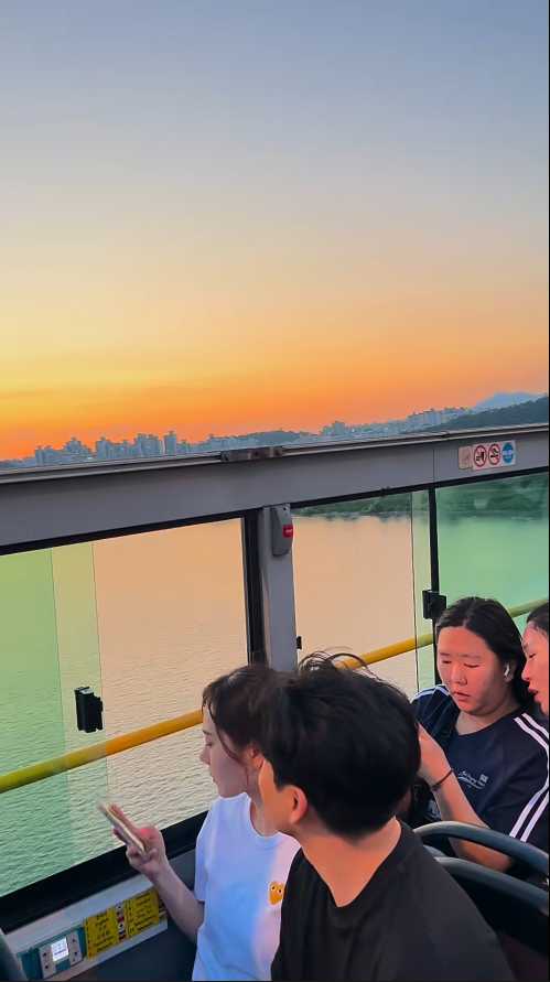 Seoul-Seoul Sunset Flyer🌅, the Han River in the sunset and the Seoul Tower in the distance