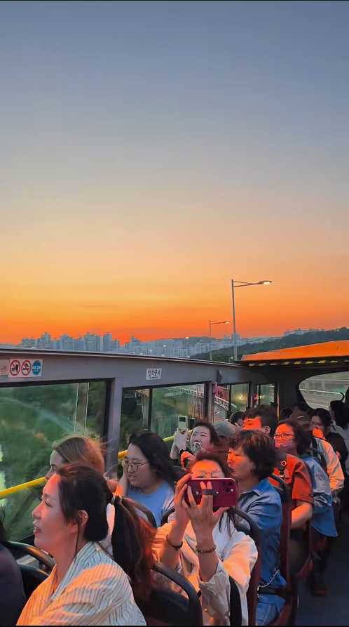 Seoul-Seoul Sunset Flyer🌅, the Han River in the sunset and the Seoul Tower in the distance