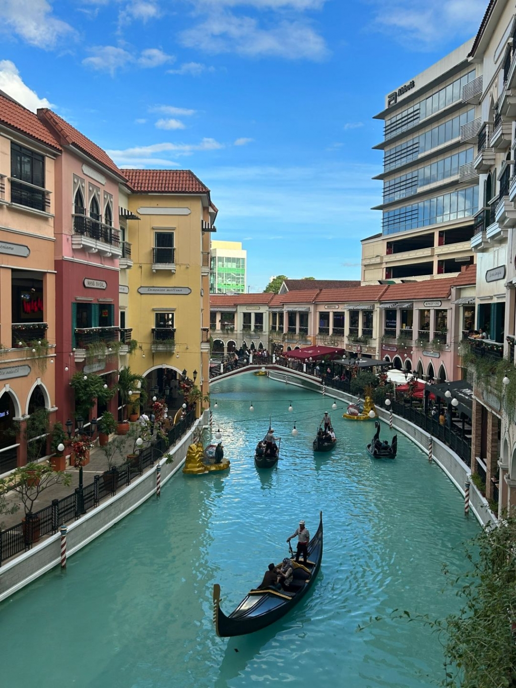 Manila/Luzon-BGC Venice Water City in Manila, Philippines, a shopping mall where you can take a boat tour