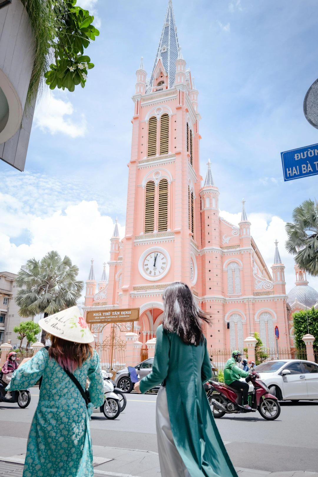 Ho Chi Minh-Ho Chi Minh City (Saigon) is full of exotic customs, history and multicultural collisions