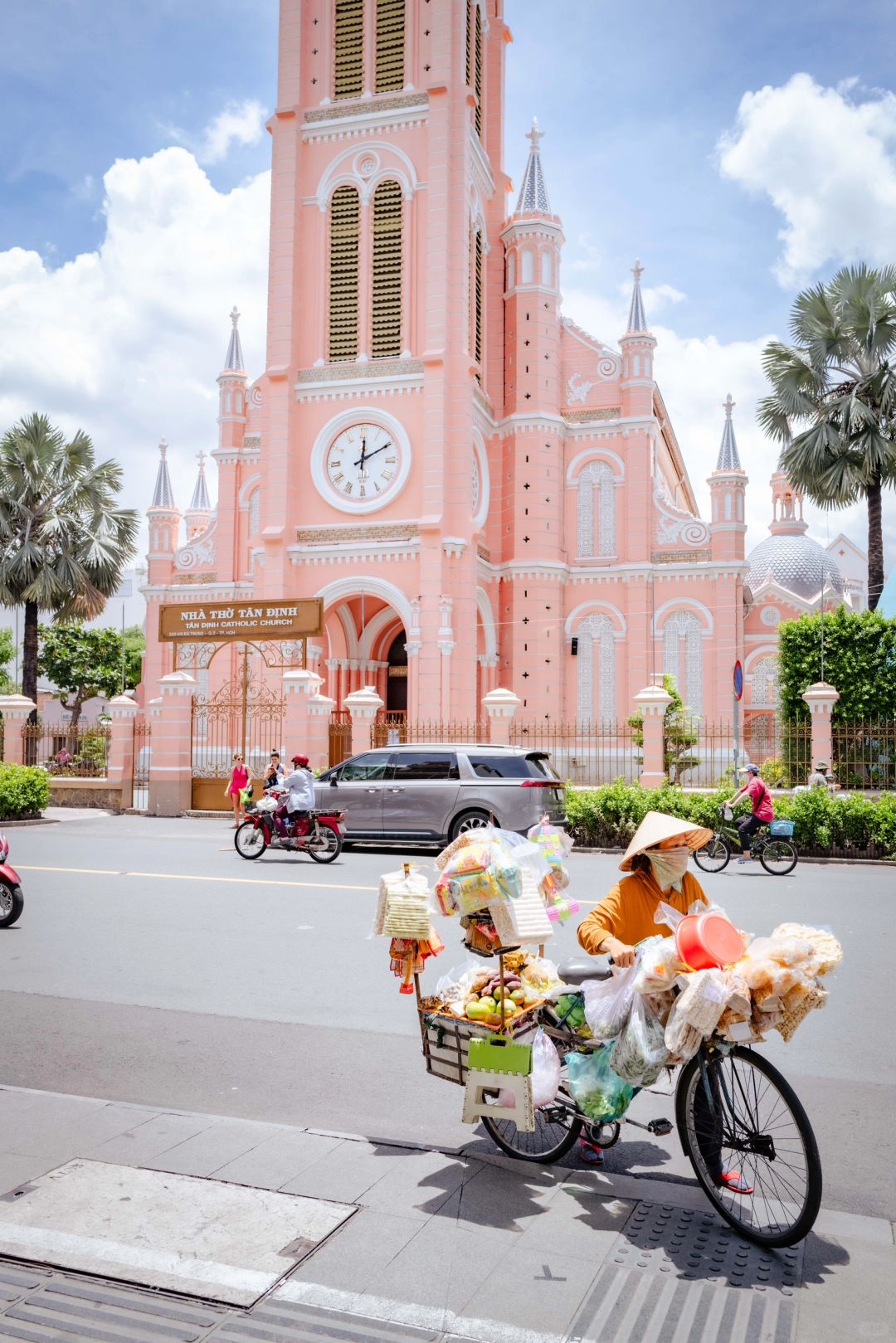 Ho Chi Minh-Ho Chi Minh City (Saigon) is full of exotic customs, history and multicultural collisions