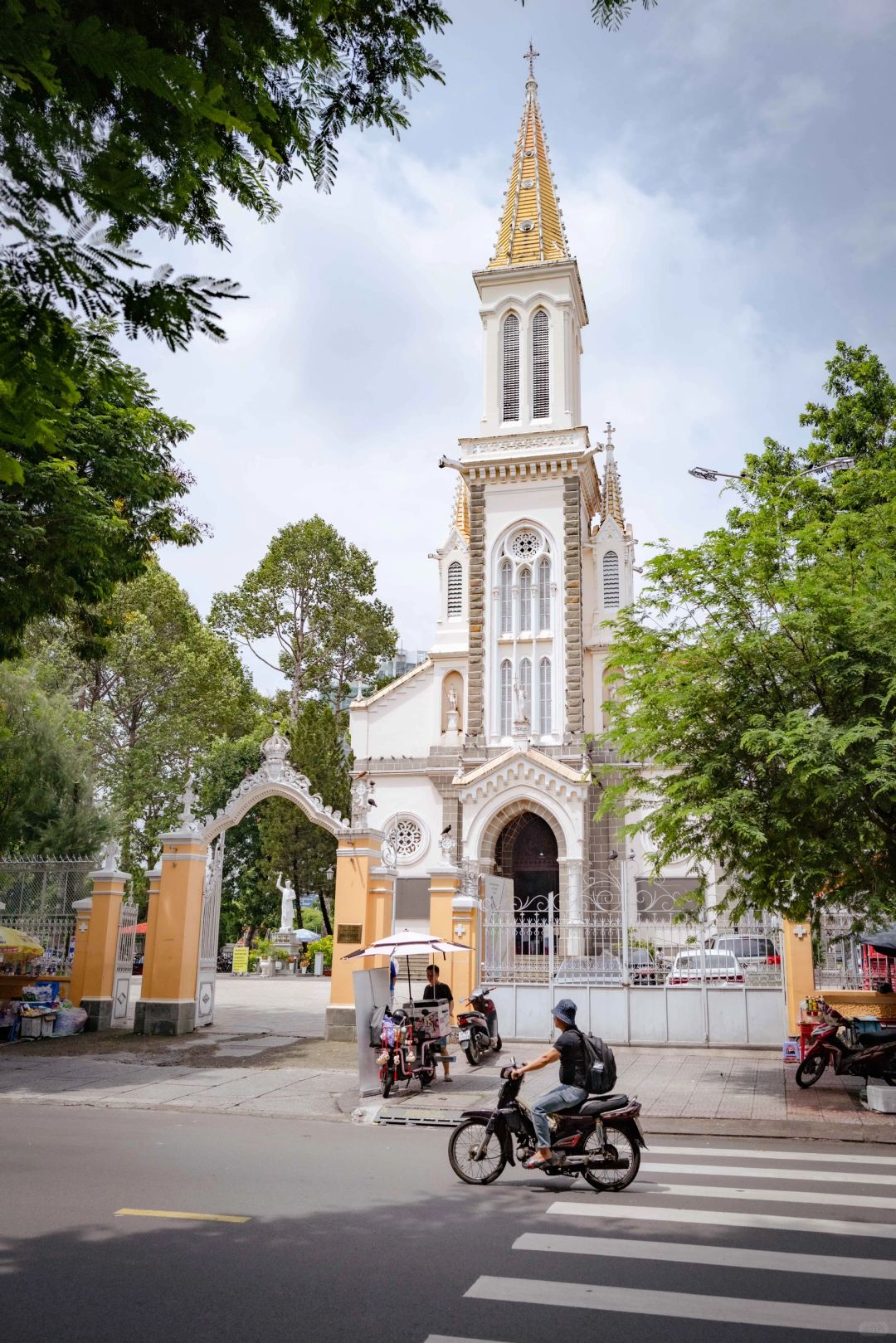 Ho Chi Minh-Ho Chi Minh City (Saigon) is full of exotic customs, history and multicultural collisions