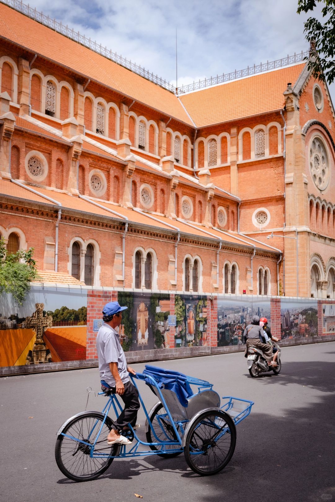 Ho Chi Minh-Ho Chi Minh City (Saigon) is full of exotic customs, history and multicultural collisions