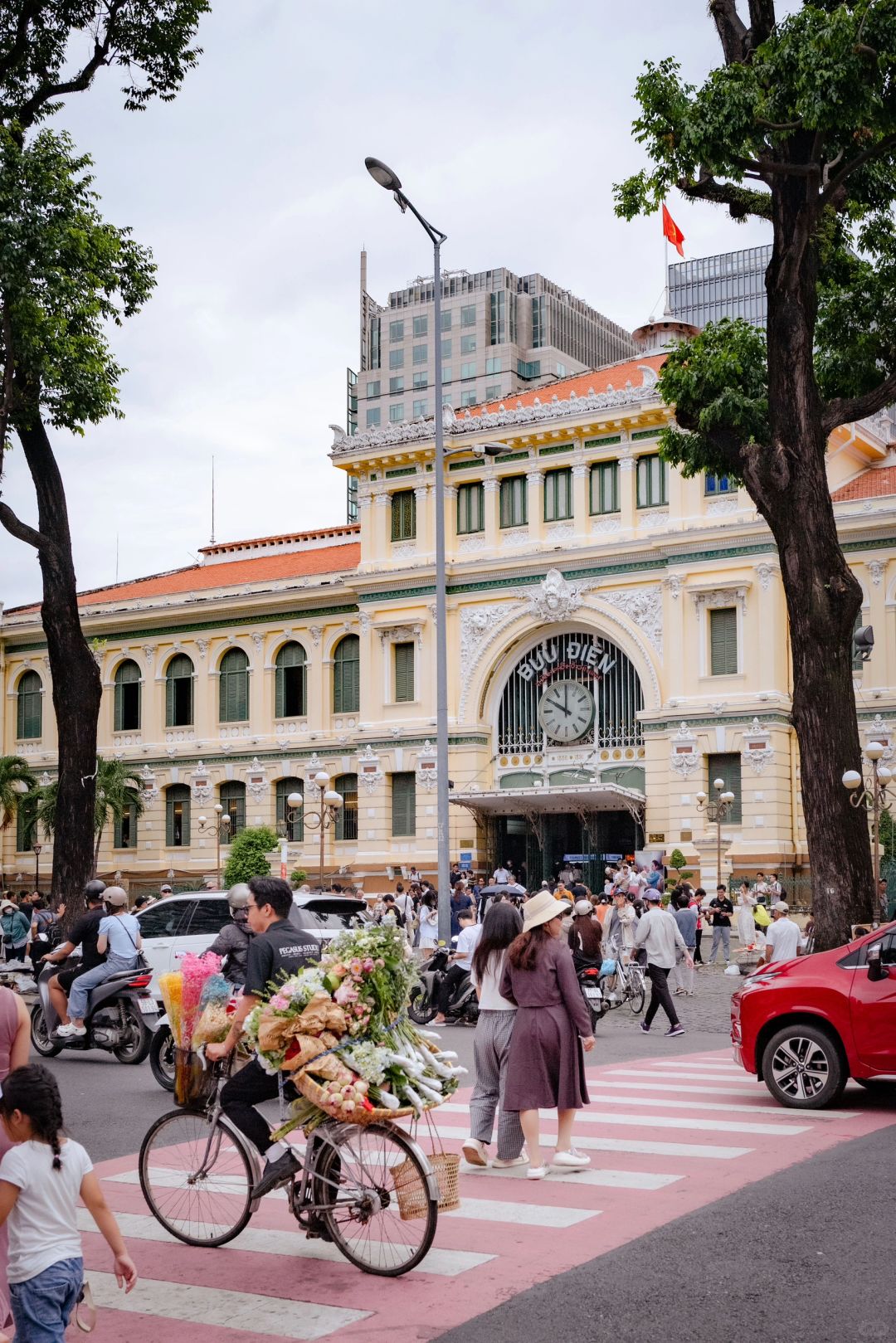 Ho Chi Minh-Ho Chi Minh City (Saigon) is full of exotic customs, history and multicultural collisions