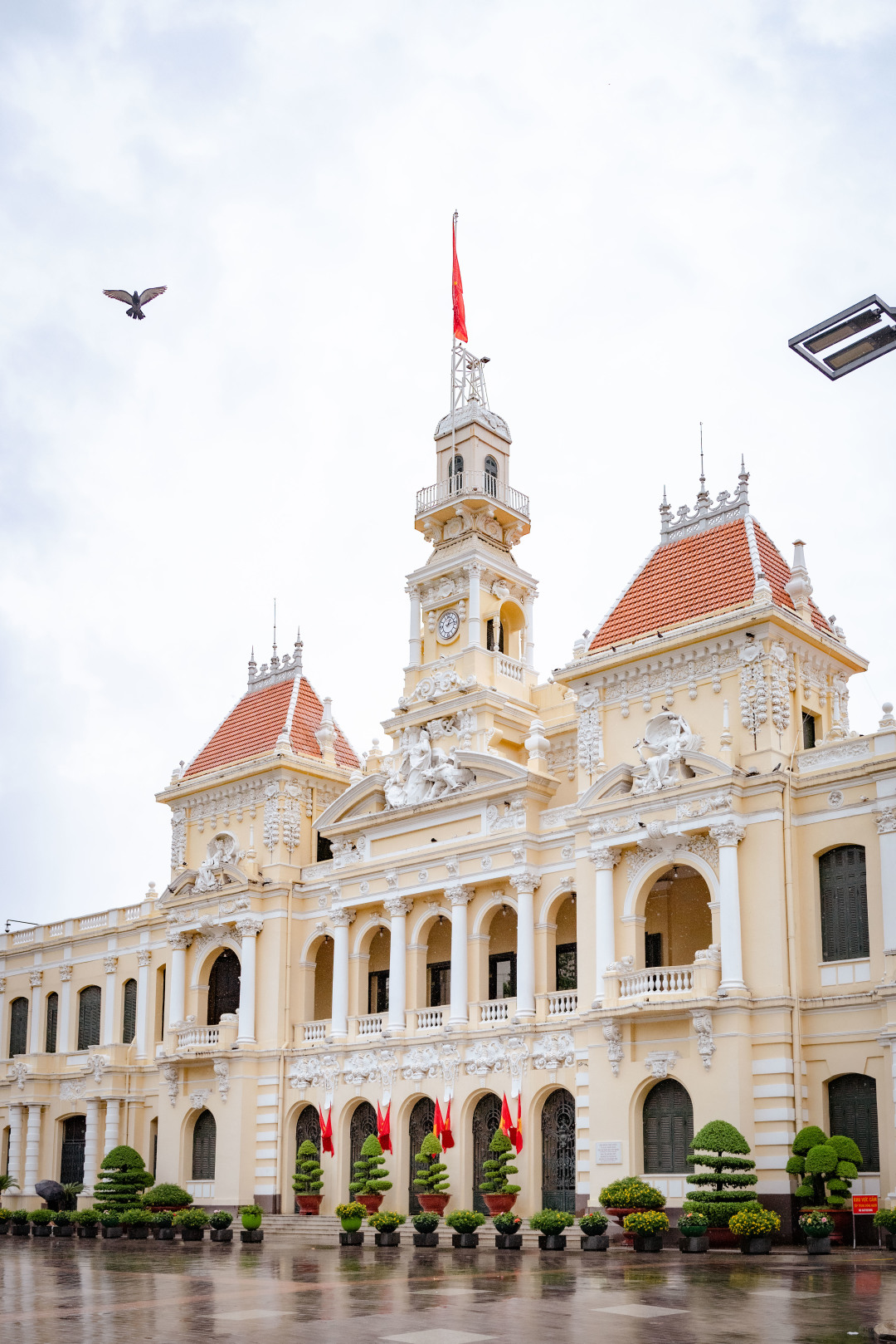 Ho Chi Minh-Ho Chi Minh City (Saigon) is full of exotic customs, history and multicultural collisions