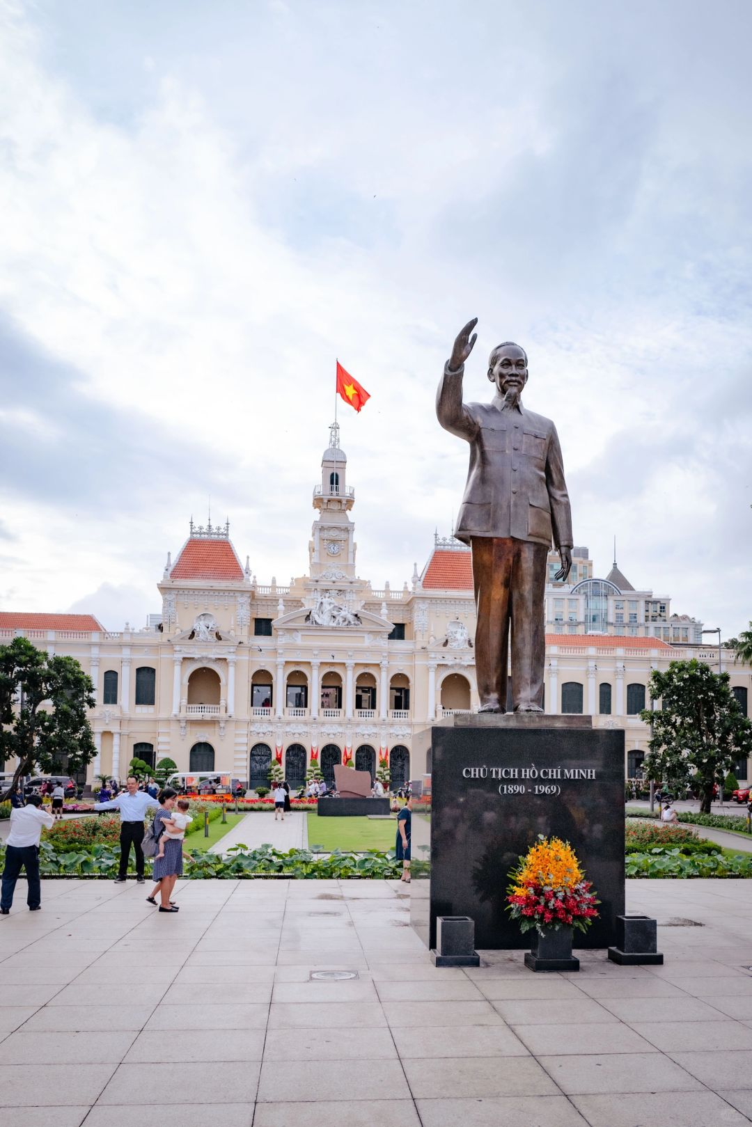 Ho Chi Minh-Ho Chi Minh City (Saigon) is full of exotic customs, history and multicultural collisions