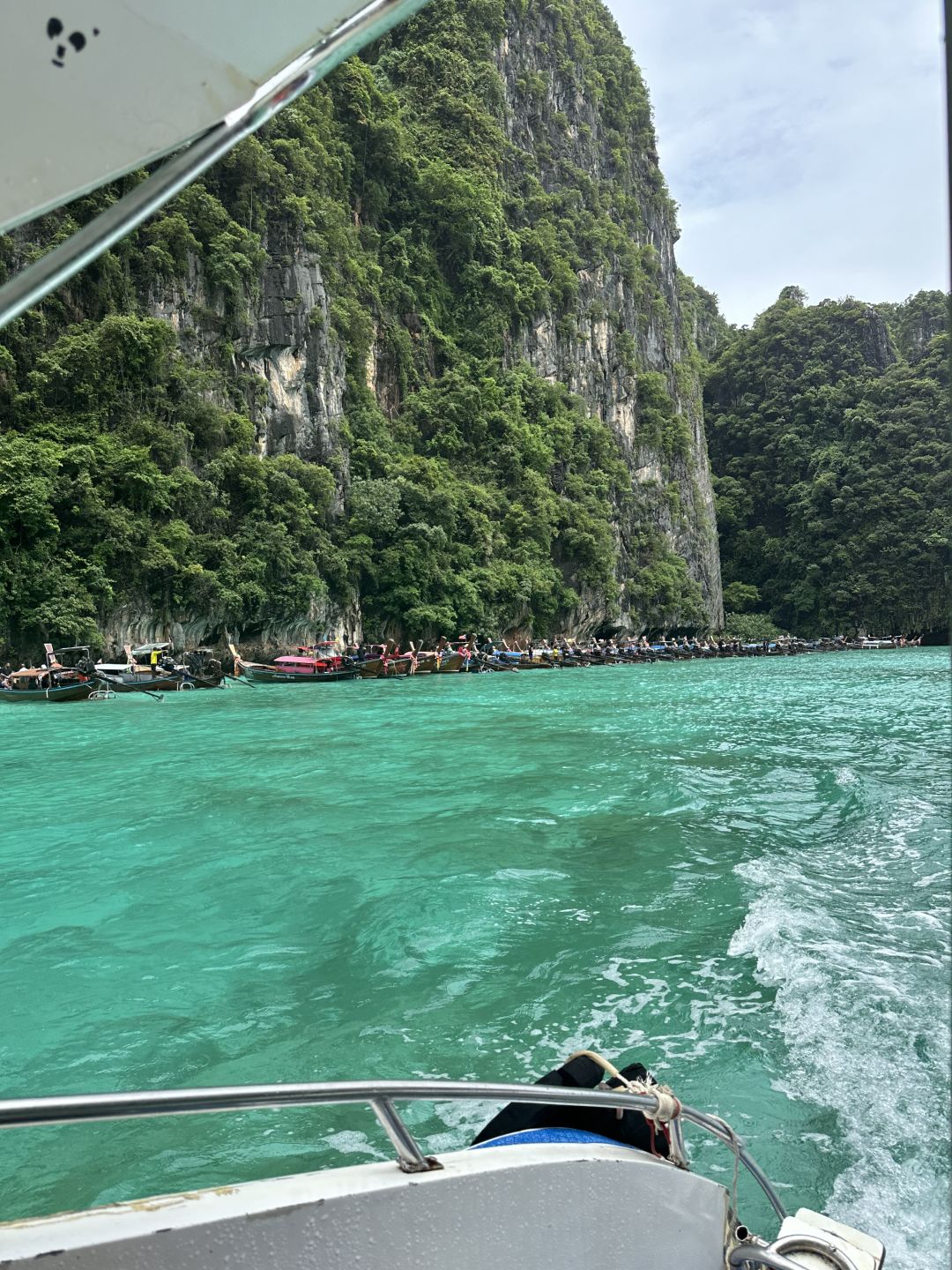 Krabi-Krabi Phi Phi Island🌊, it has been raining for several days and the waves are super big