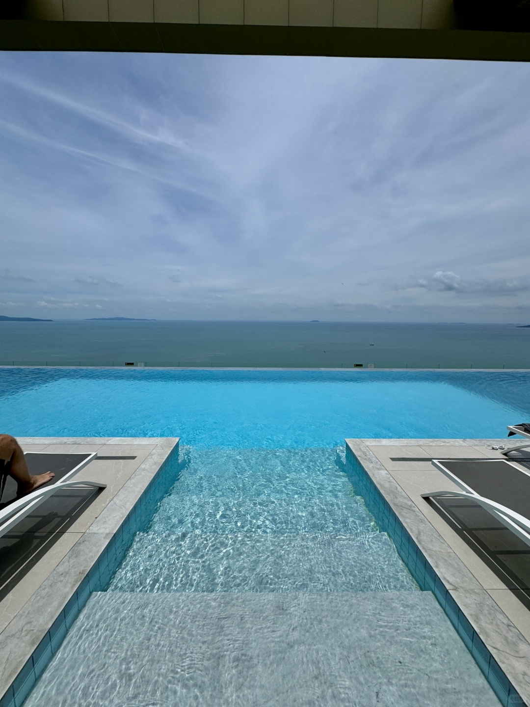 Pattaya-Copacabana Hotel in Jomtien, Pattaya, has a beautiful view of the rooftop infinity pool