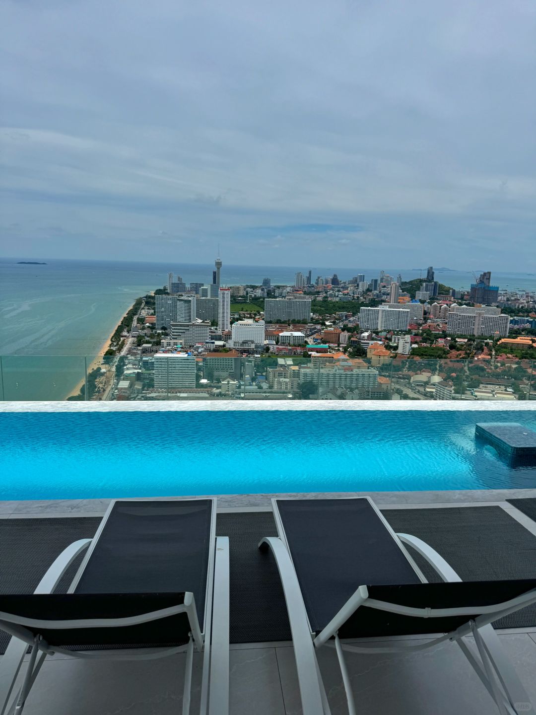 Pattaya-Copacabana Hotel in Jomtien, Pattaya, has a beautiful view of the rooftop infinity pool