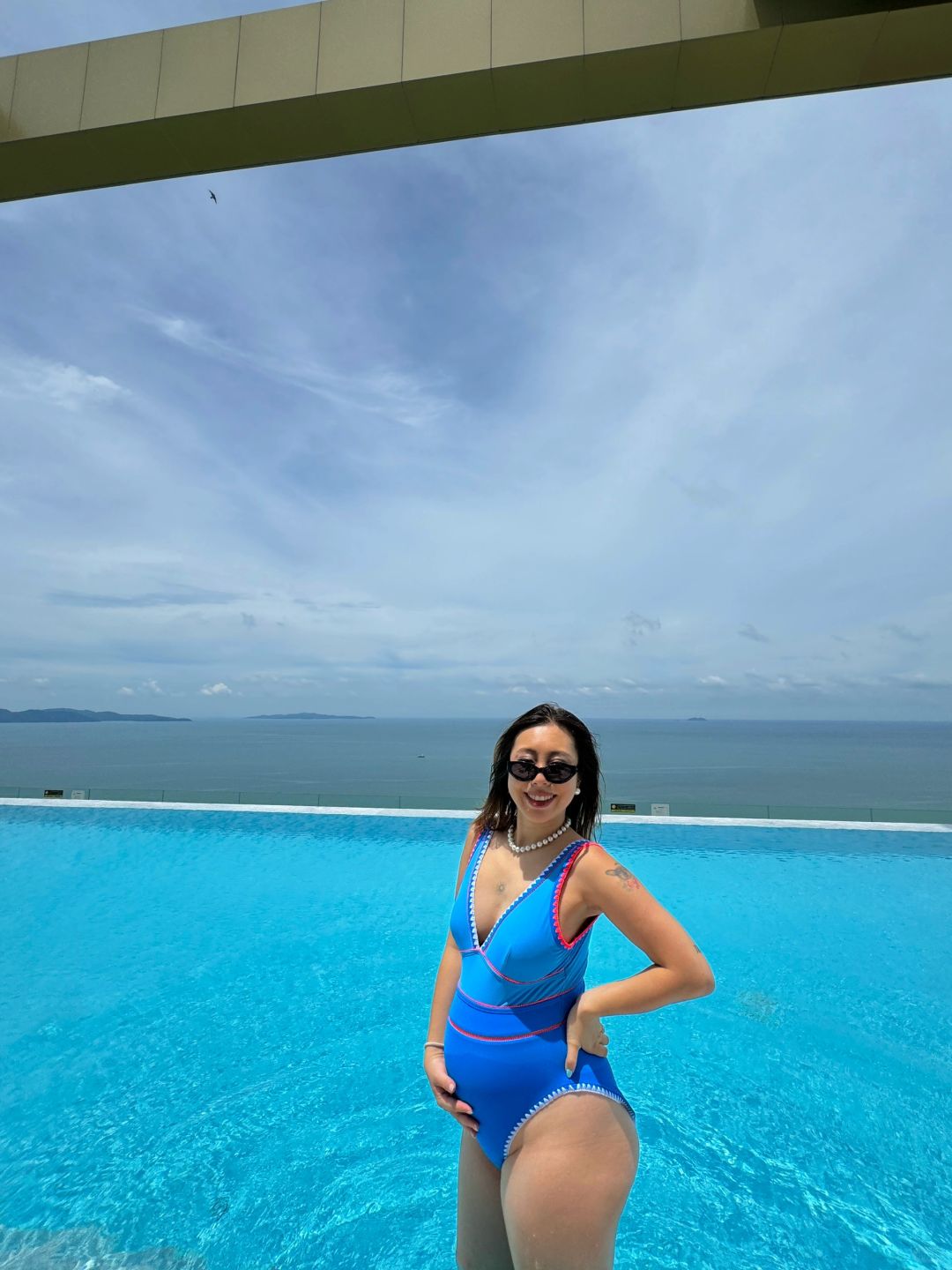 Pattaya-Copacabana Hotel in Jomtien, Pattaya, has a beautiful view of the rooftop infinity pool