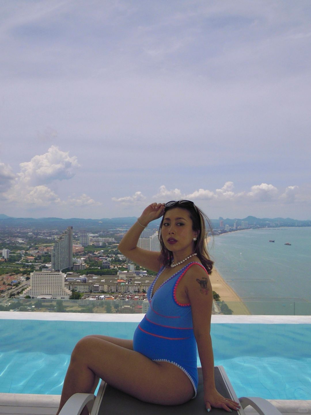 Pattaya-Copacabana Hotel in Jomtien, Pattaya, has a beautiful view of the rooftop infinity pool