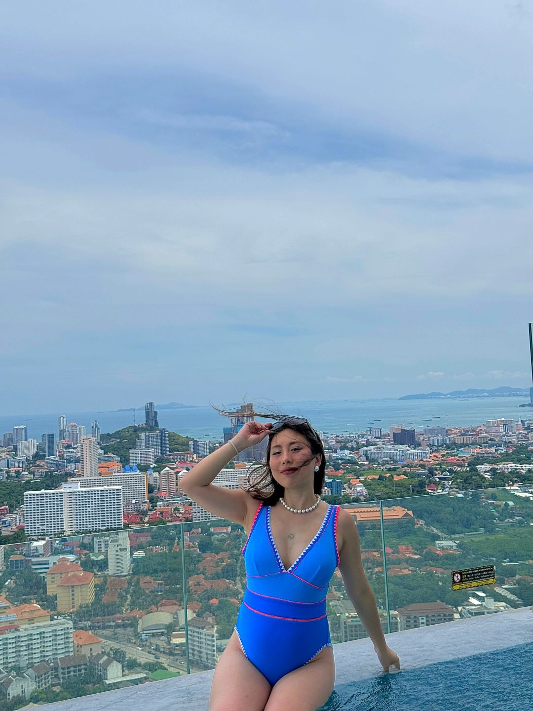 Pattaya-Copacabana Hotel in Jomtien, Pattaya, has a beautiful view of the rooftop infinity pool