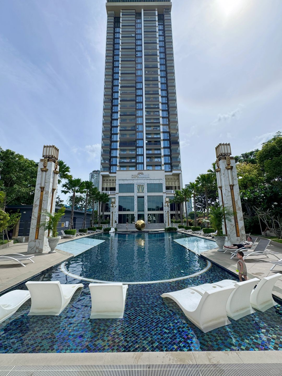 Pattaya-Copacabana Hotel in Jomtien, Pattaya, has a beautiful view of the rooftop infinity pool