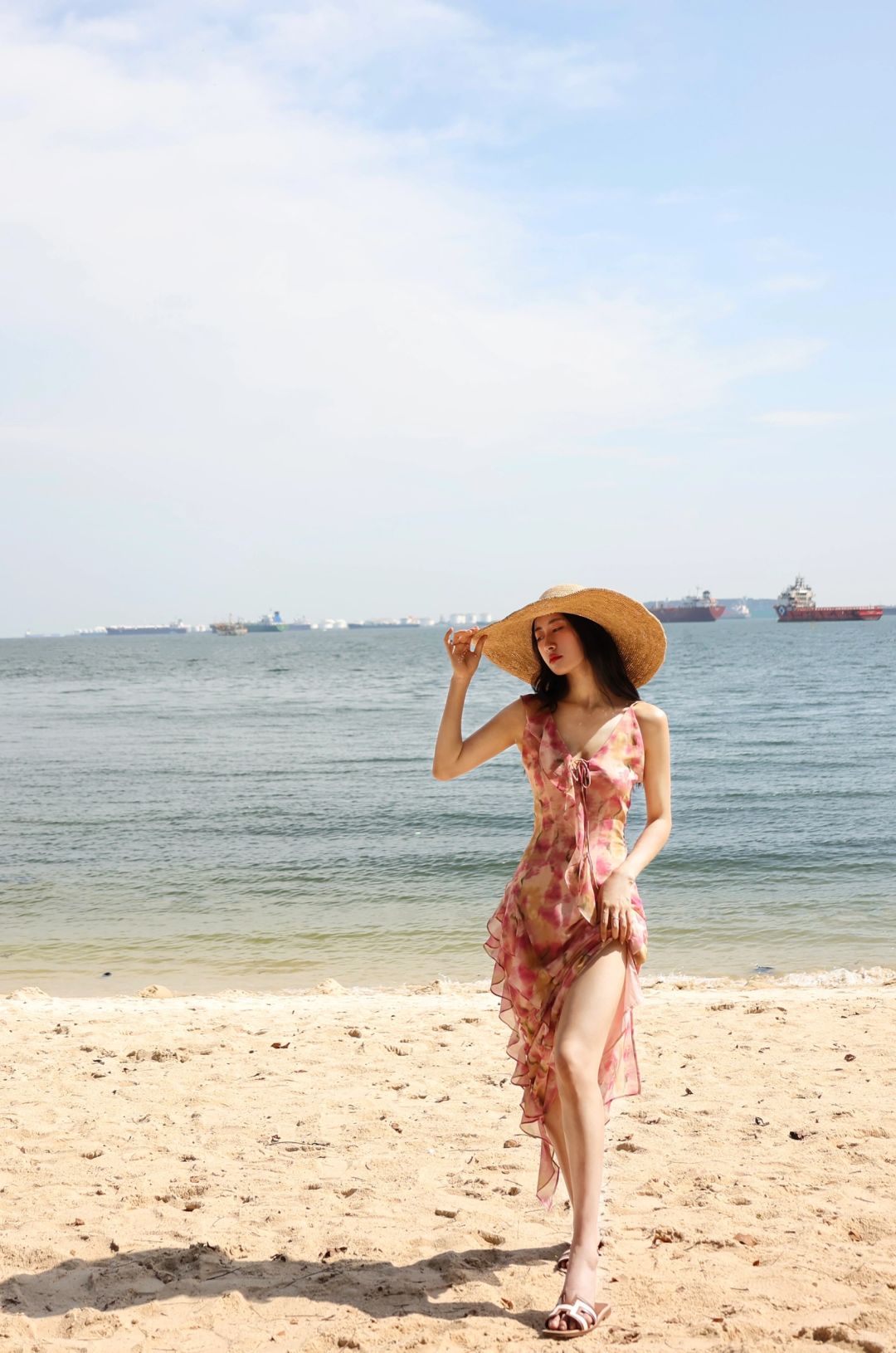 Singapore-Singapore Sentosa Beach, taking a photo with the crooked tree at the southernmost tip of the Asian continent