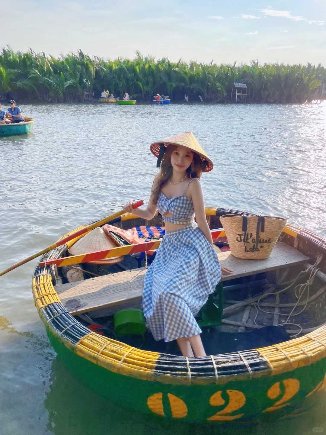 Ho Chi Minh-Hoi An Ancient Town, the most Vietnamese-style winnowing basket boat