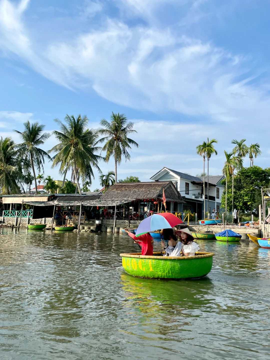 Ho Chi Minh-Hoi An Ancient Town, the most Vietnamese-style winnowing basket boat