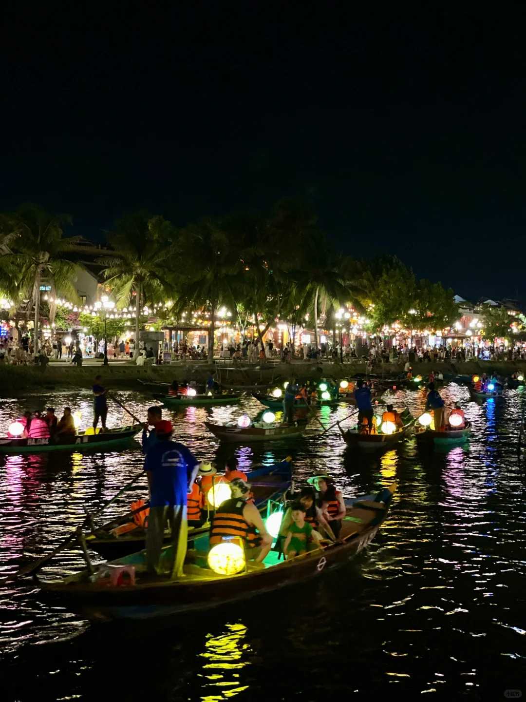 Ho Chi Minh-Hoi An Ancient Town, the most Vietnamese-style winnowing basket boat