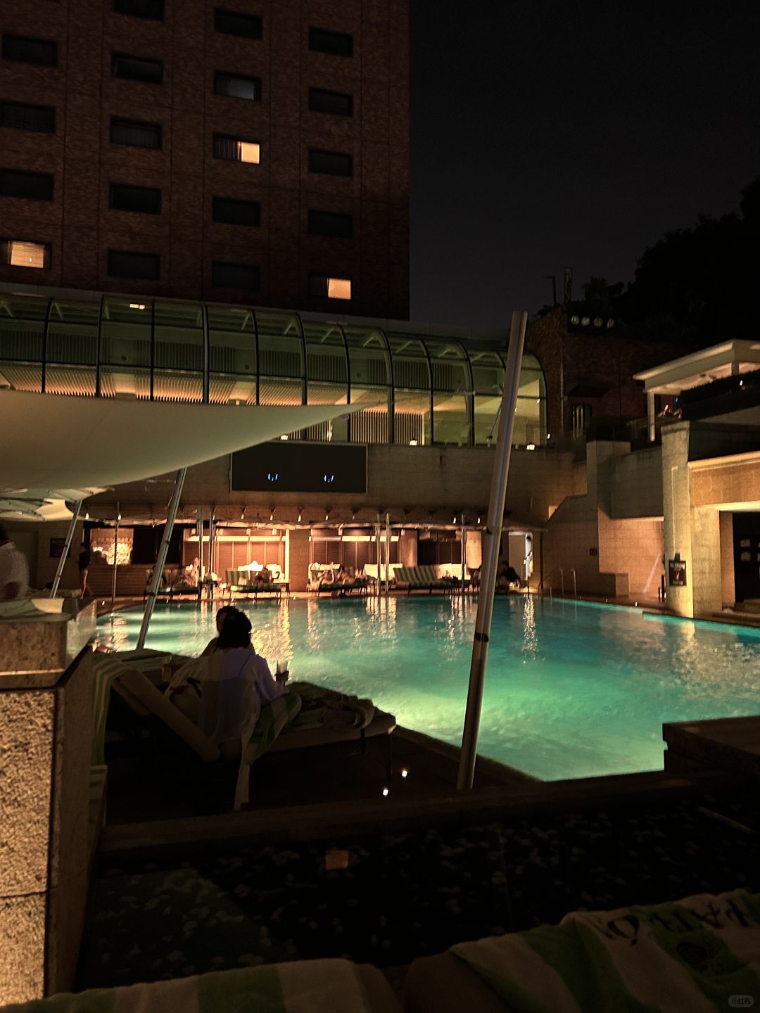 Seoul-The Silla Hotel in Seoul, by the pool, where you can taste delicious food and red wine