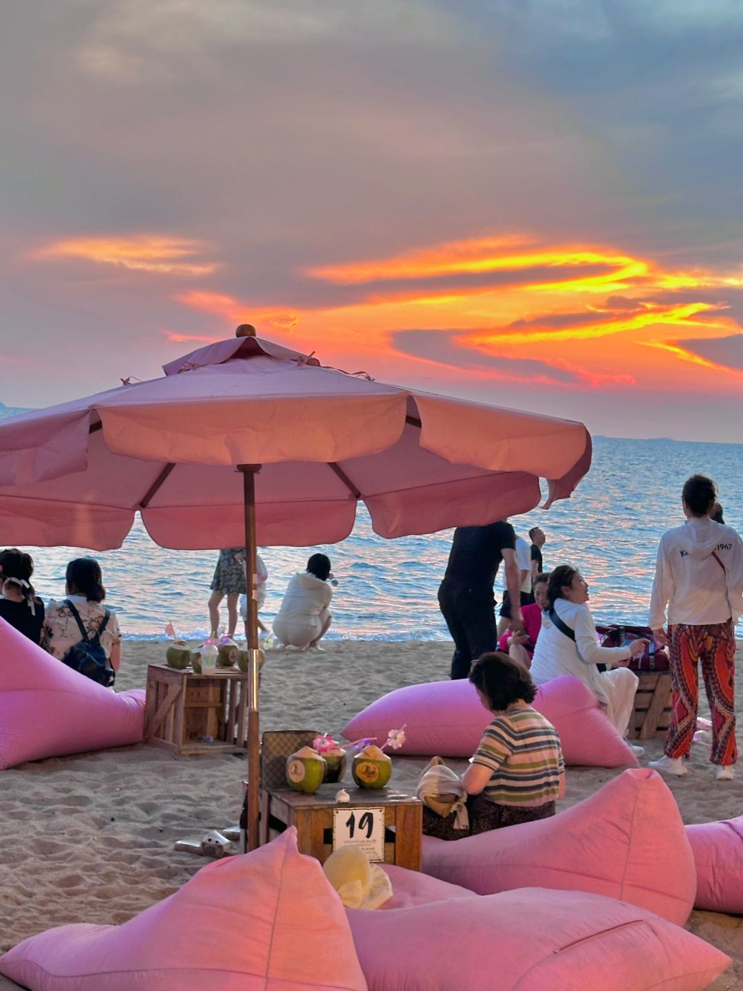 Pattaya-Travel to Pattaya and watch the most beautiful sunset on the pink sand beach of Tutu Beach