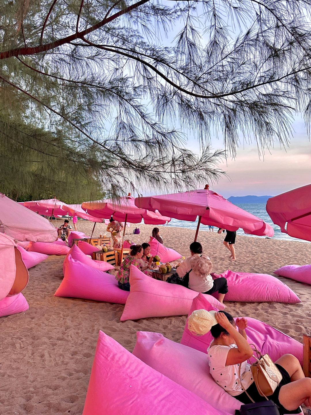 Pattaya-Travel to Pattaya and watch the most beautiful sunset on the pink sand beach of Tutu Beach