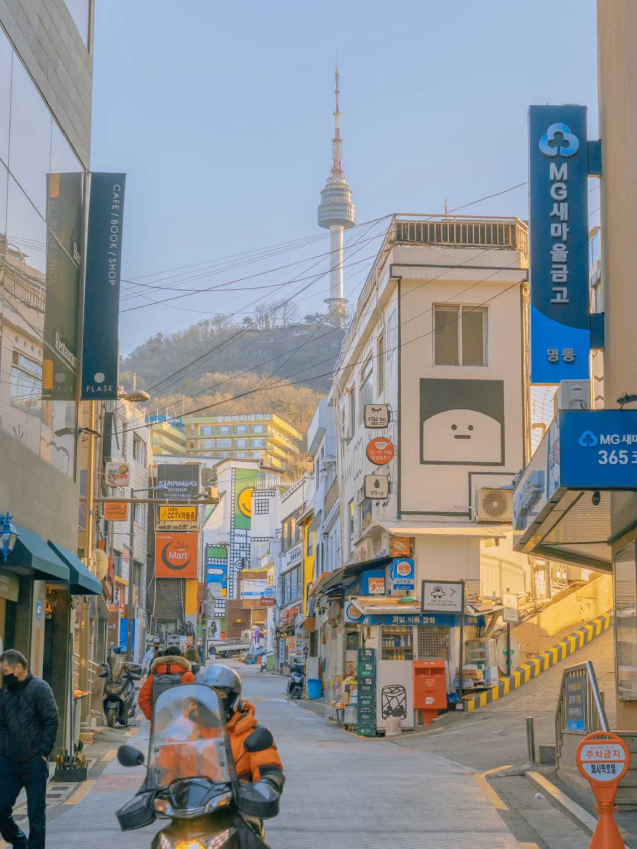 Seoul-Cute cartoon sculptures can be seen everywhere on Fun Road in Seoul, South Korea