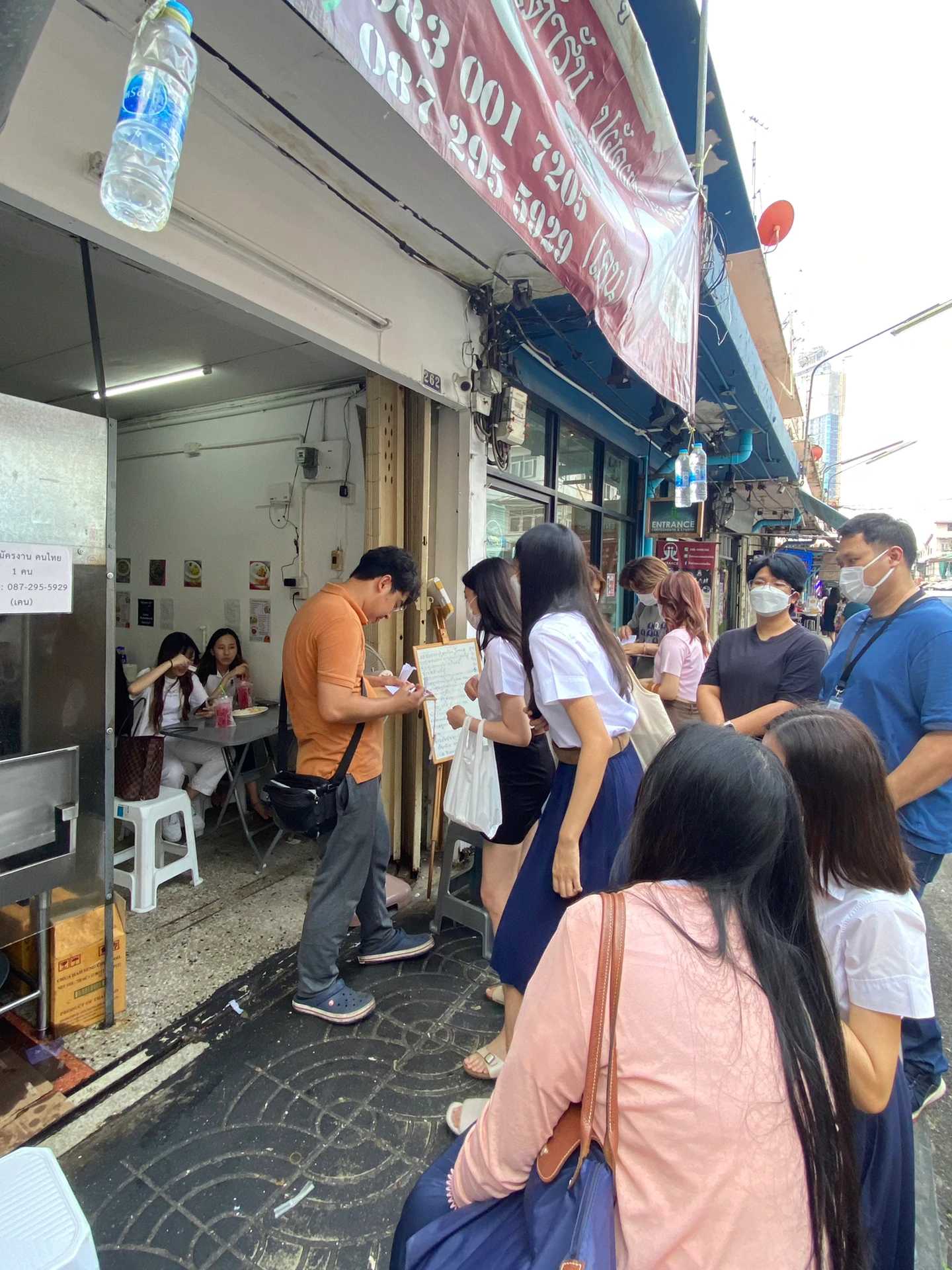 Bangkok-Chulalongkorn 50 roadside restaurant in Bangkok (ครัวจุฬา 50) , all the people who come here are students