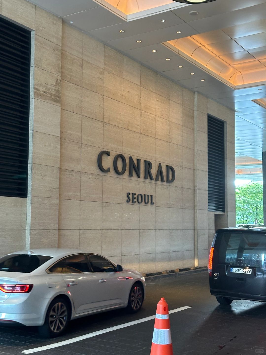 Seoul-Conrad Seoul Hotel, next door to the best shopping mall Yeouido Hyundai Department Store