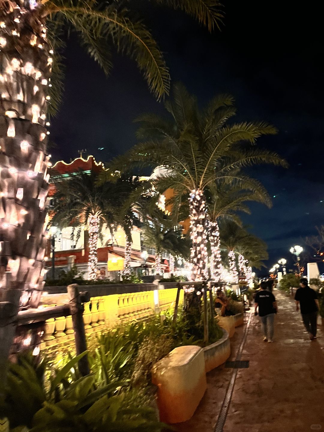 Okinawa-The night lights of Okinawa American Village are brilliant, and the relaxed state is enviable