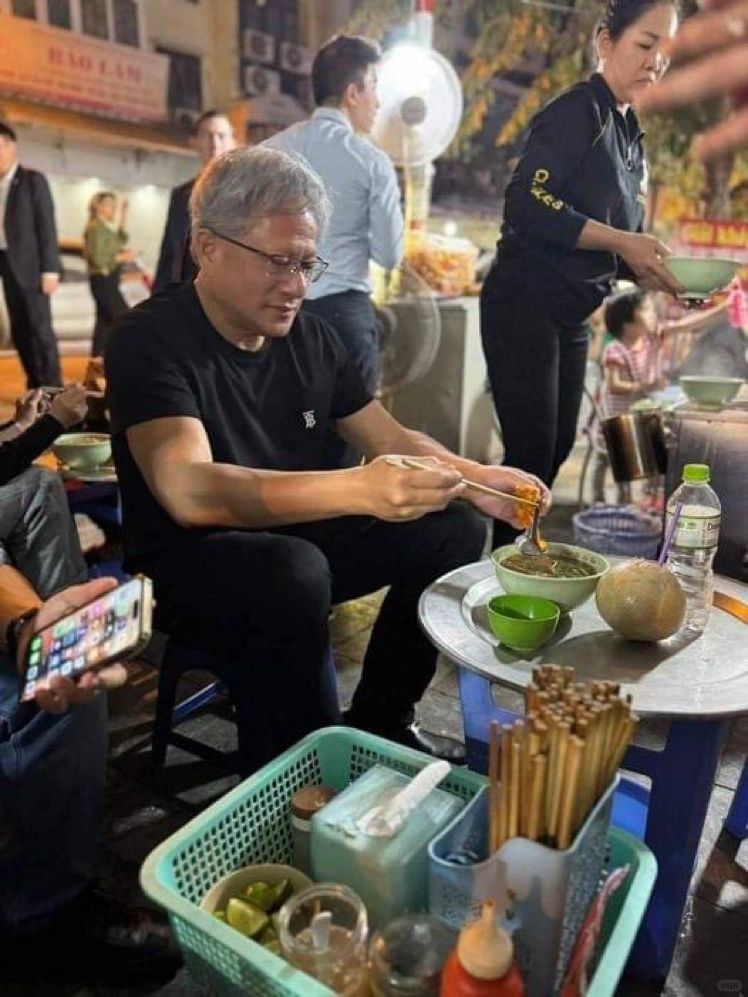 Hanoi-Nvidia CEO Jen-Hsun Huang tastes authentic Vietnamese local food on the streets of Hanoi