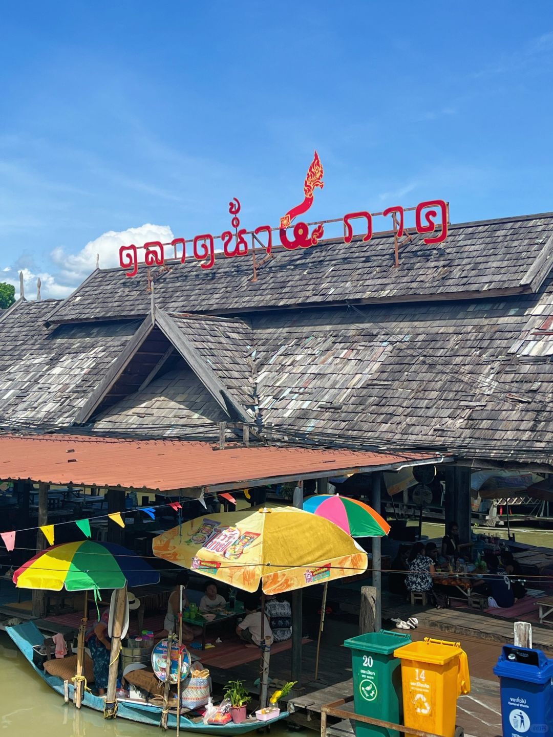 Pattaya-Pattaya Sifang Floating Market, there are many Thai handicrafts and Thai special snacks