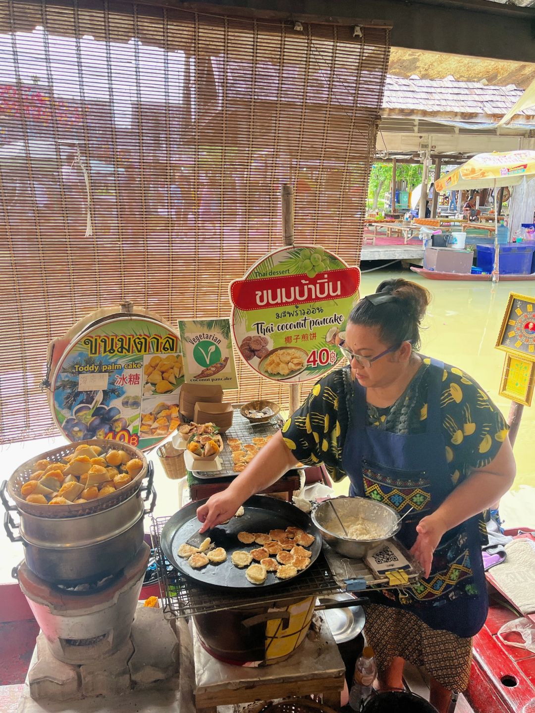 Pattaya-Pattaya Sifang Floating Market, there are many Thai handicrafts and Thai special snacks