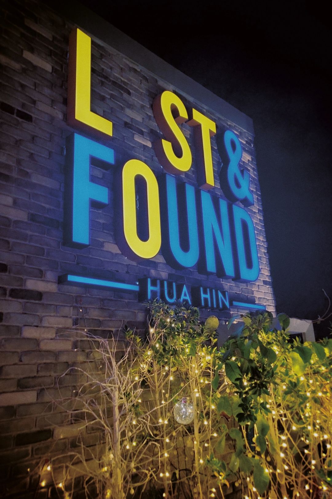 Hua Hin-Lost and Found Bar in Hua Hin, Thailand, three salads and four cocktails cost 1250 baht