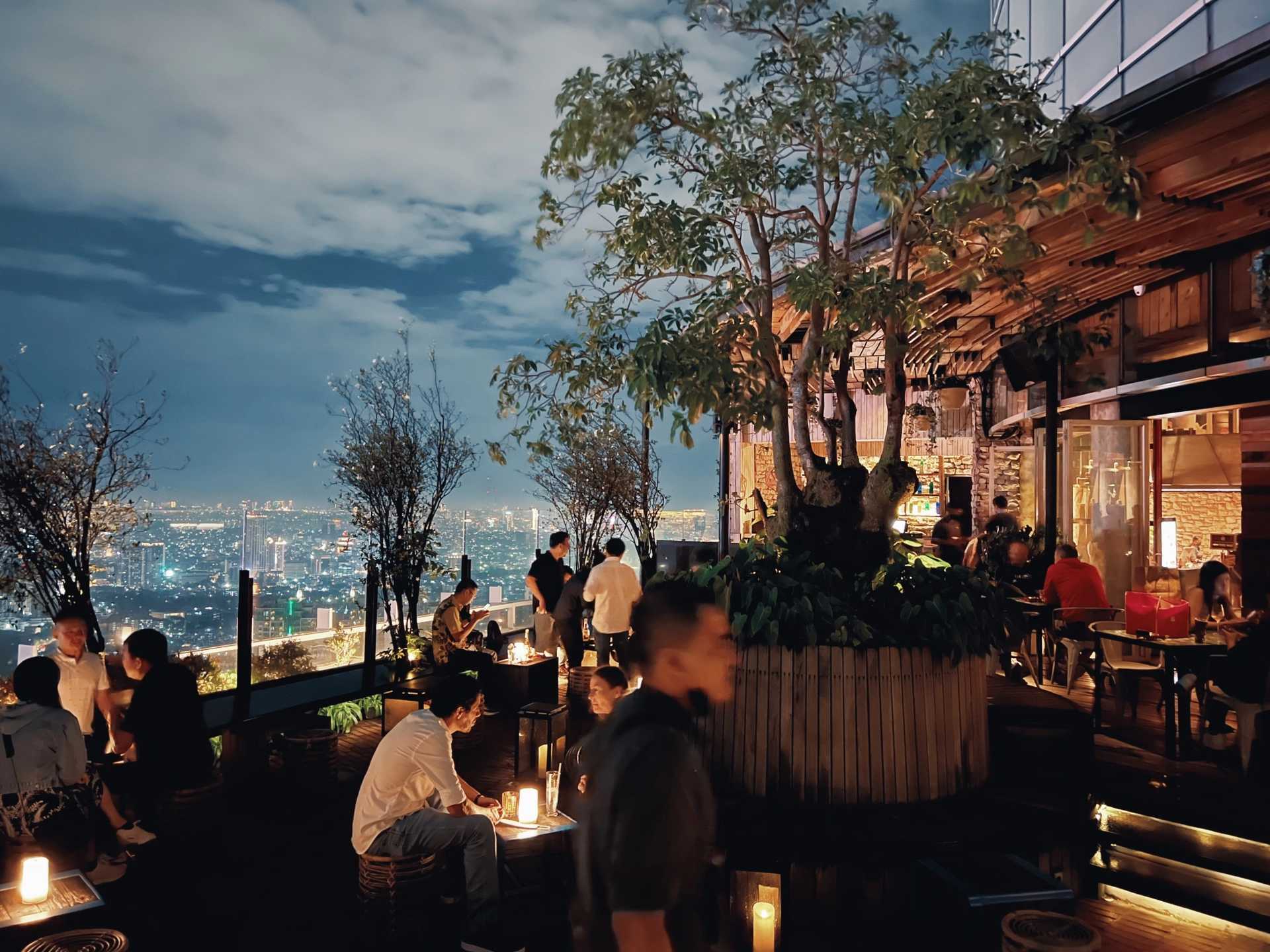 Jakarta-SKYE, the highest rooftop bar in Jakarta, is where you can enjoy your nightlife tonight