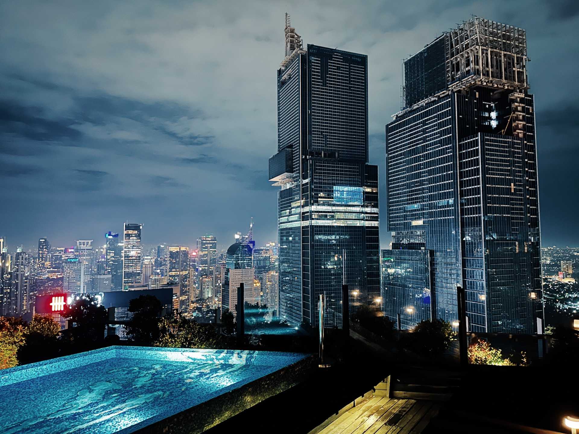 Jakarta-SKYE, the highest rooftop bar in Jakarta, is where you can enjoy your nightlife tonight