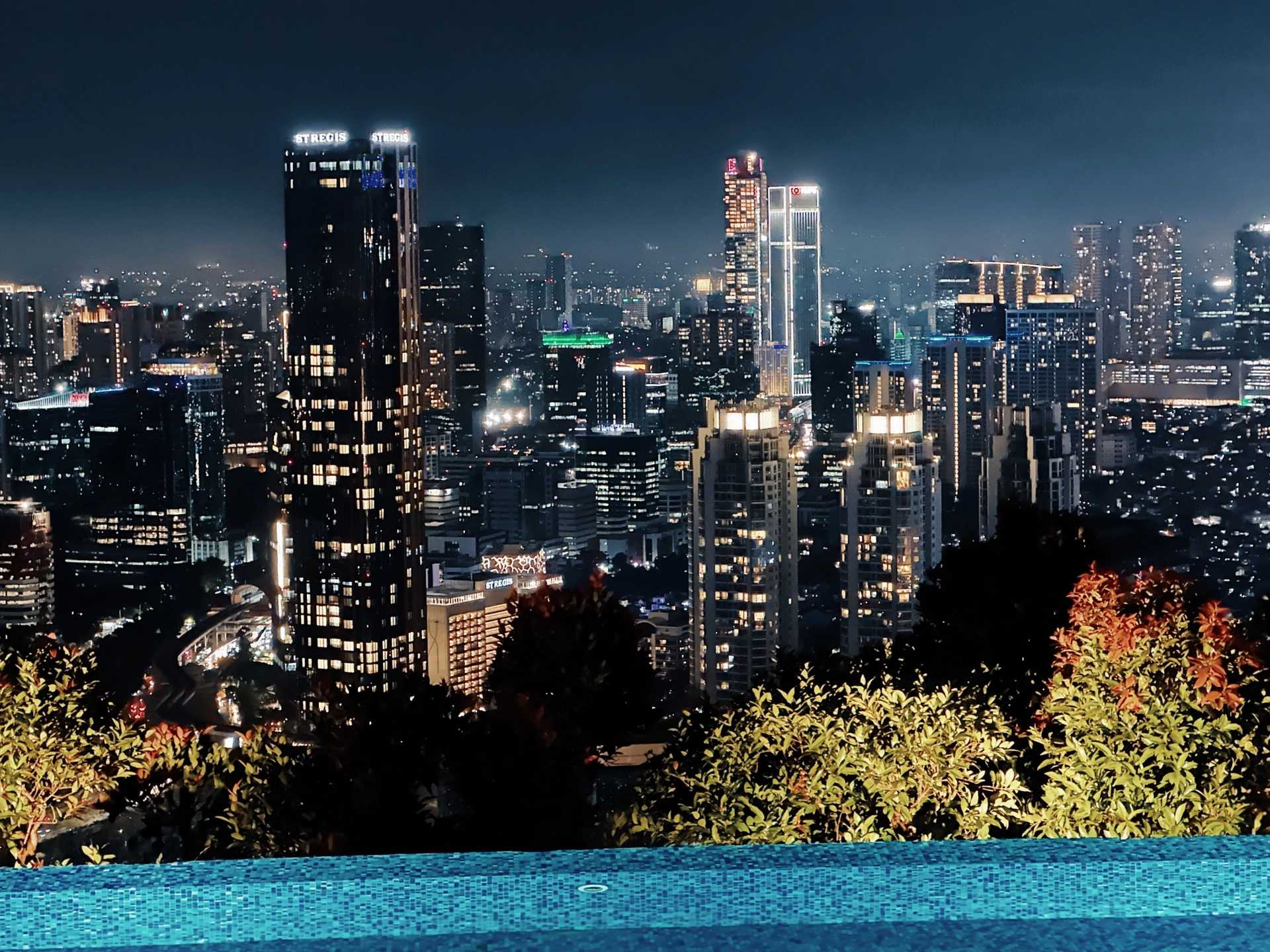 Jakarta-SKYE, the highest rooftop bar in Jakarta, is where you can enjoy your nightlife tonight