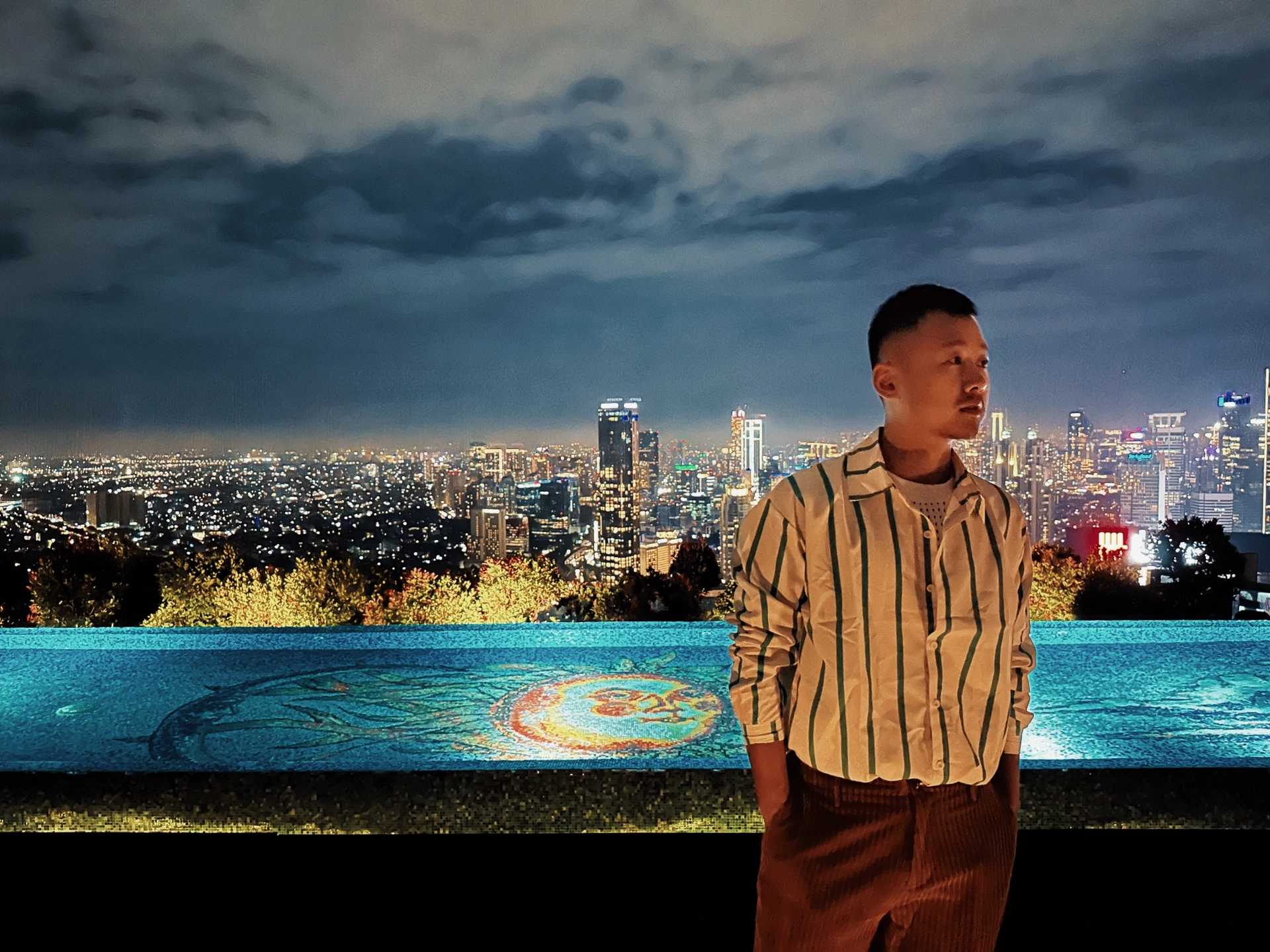 Jakarta-SKYE, the highest rooftop bar in Jakarta, is where you can enjoy your nightlife tonight