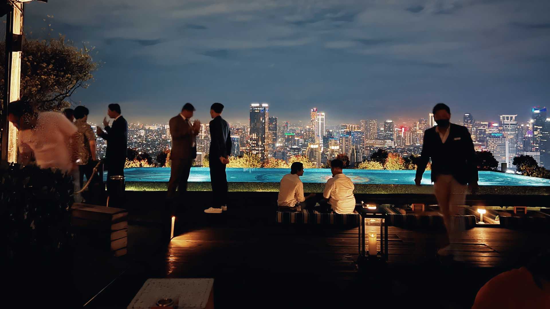 Jakarta-SKYE, the highest rooftop bar in Jakarta, is where you can enjoy your nightlife tonight