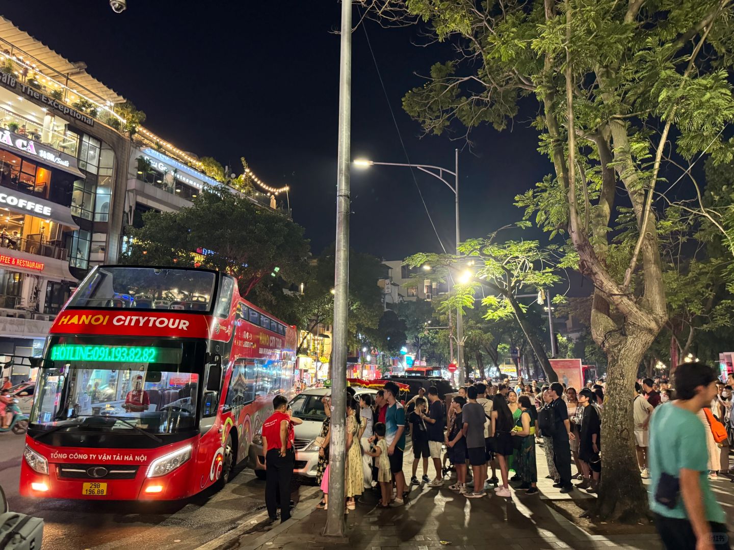 Hanoi-Hanoi double-decker bus tour guide, passing through the city's main attractions, with headphones and audio guides