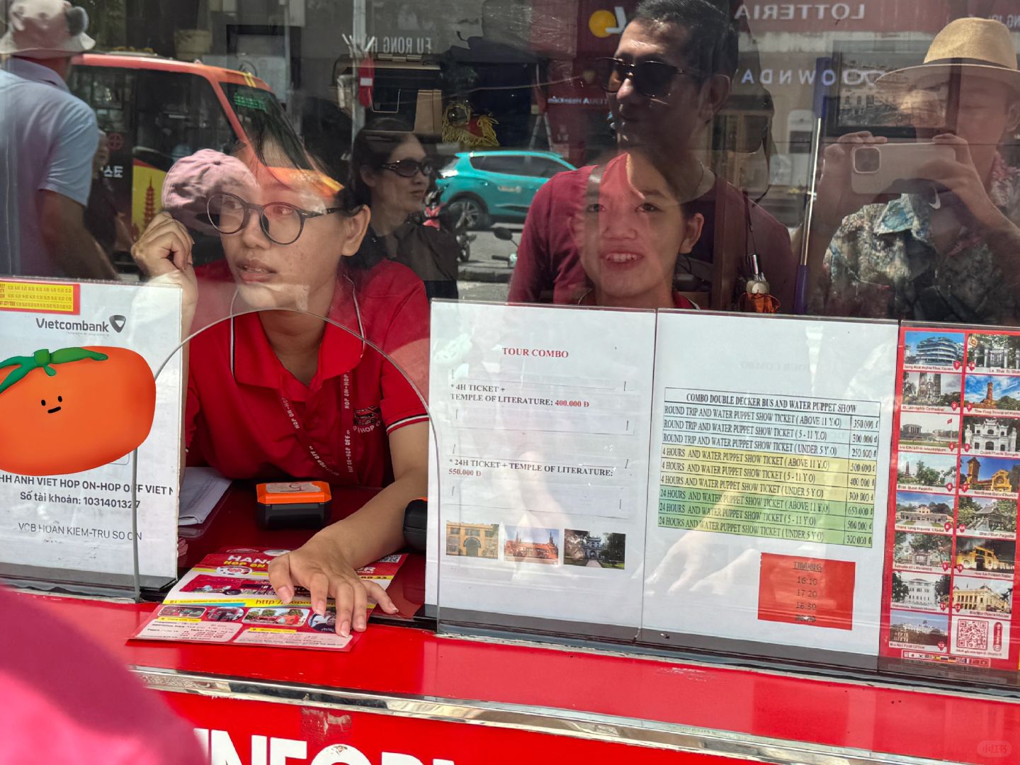 Hanoi-Hanoi double-decker bus tour guide, passing through the city's main attractions, with headphones and audio guides