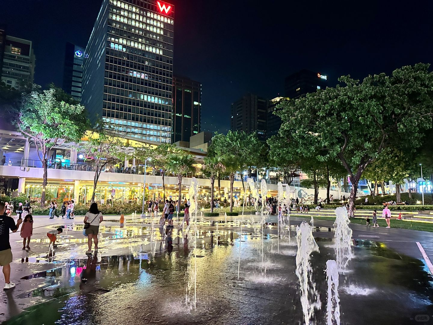 Manila/Luzon-Manila BGC High Street, every mall and shop is crowded with people at night