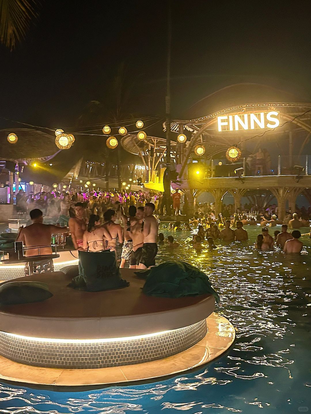 Bali-Finns Bar, the world's largest beach club, 🍍taste pinna colada and sex on the beach wine