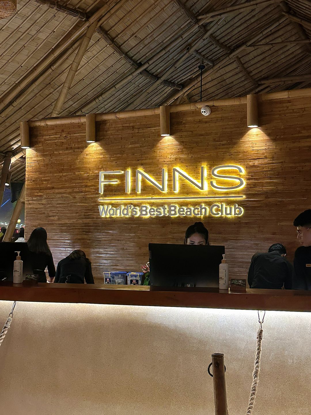 Bali-Finns Bar, the world's largest beach club, 🍍taste pinna colada and sex on the beach wine