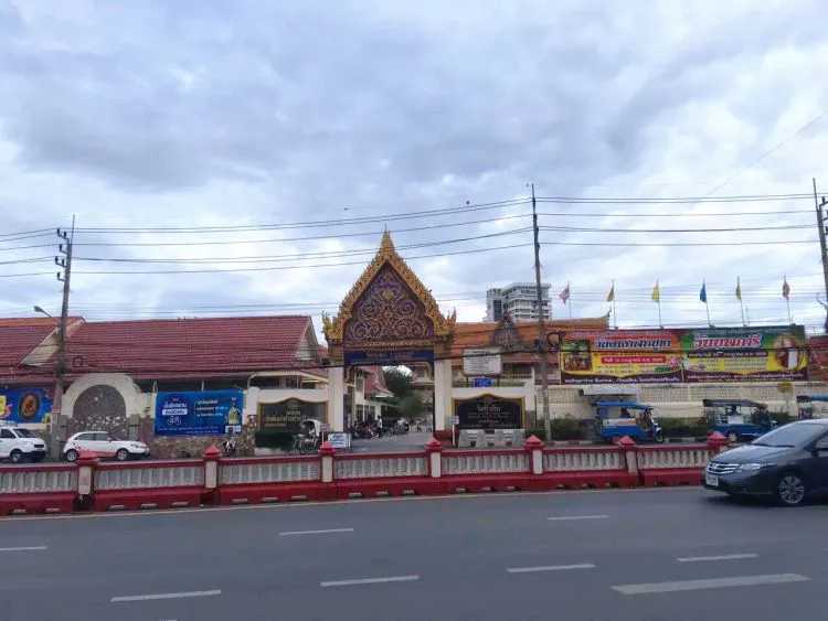 Hua Hin-Hua Hin is a three-hour drive from Bangkok. It is a picturesque place with green trees.