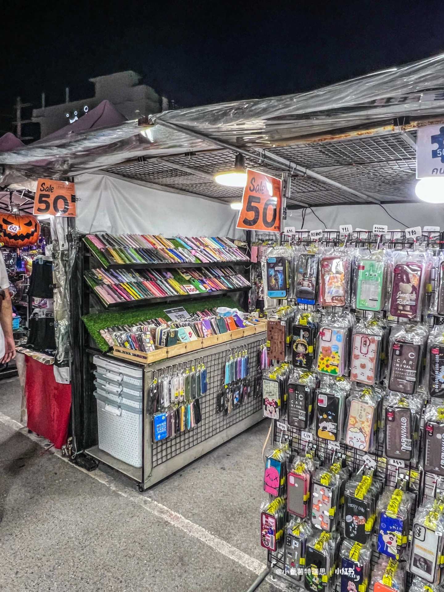 Bangkok-Bangkok's niche night market Indy Market, where things are cheap and Thai locals come to shop