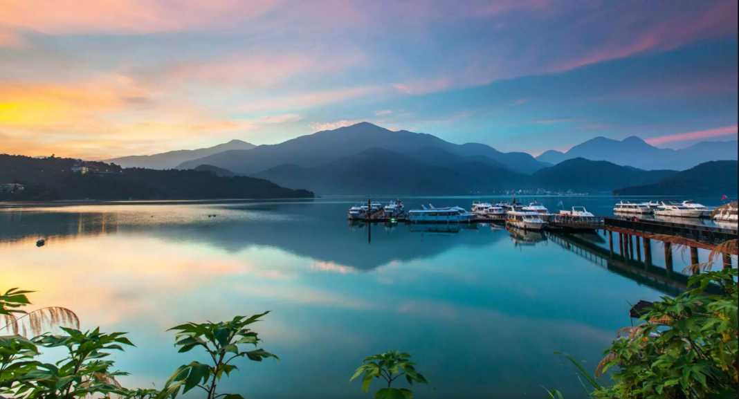 Taiwan-Taichung one-day chartered car tour guide, visit Wuling Farm and Nantou Sun Moon Lake