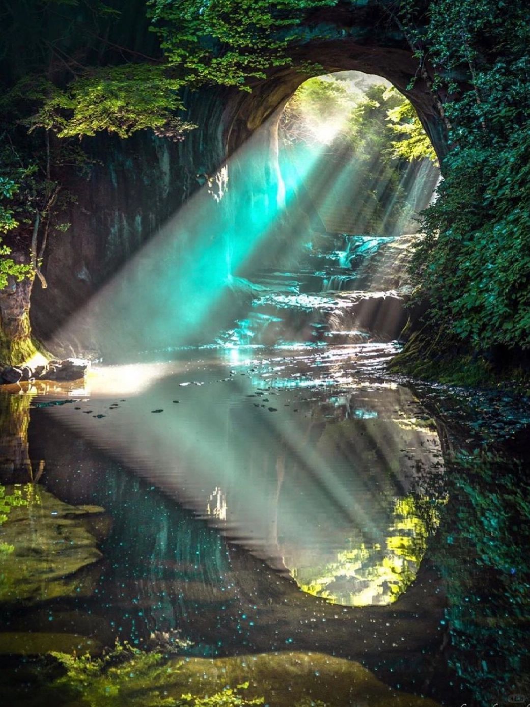 Tokyo-Tokyo Chiba Kameigawa Cave Heart Reflection Waterfall, with a rainbow in the sunlight