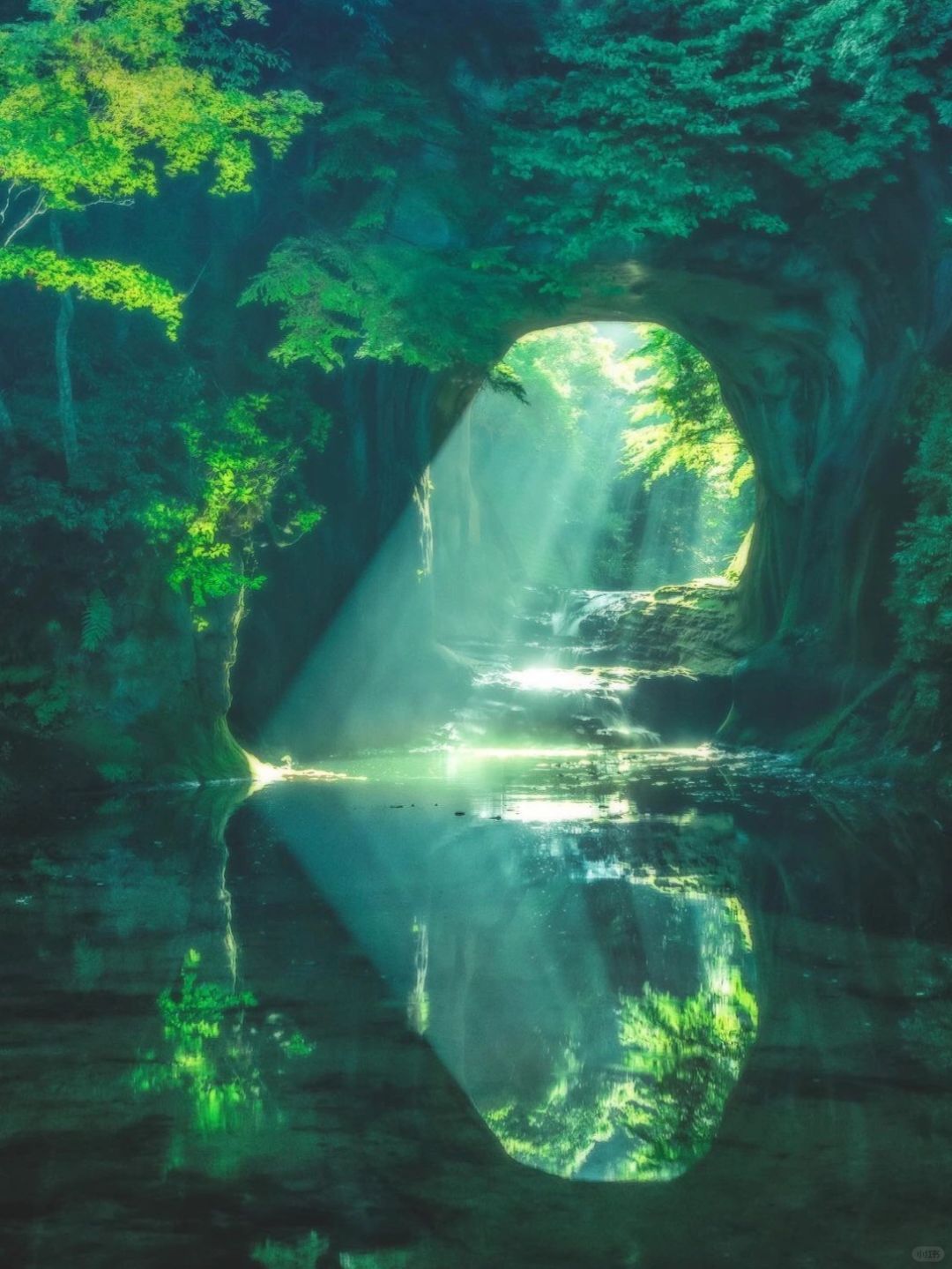 Tokyo-Tokyo Chiba Kameigawa Cave Heart Reflection Waterfall, with a rainbow in the sunlight