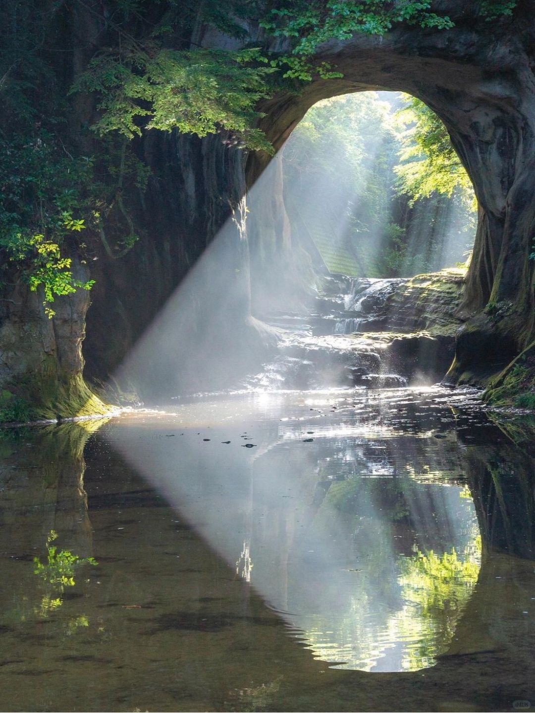 Tokyo-Tokyo Chiba Kameigawa Cave Heart Reflection Waterfall, with a rainbow in the sunlight