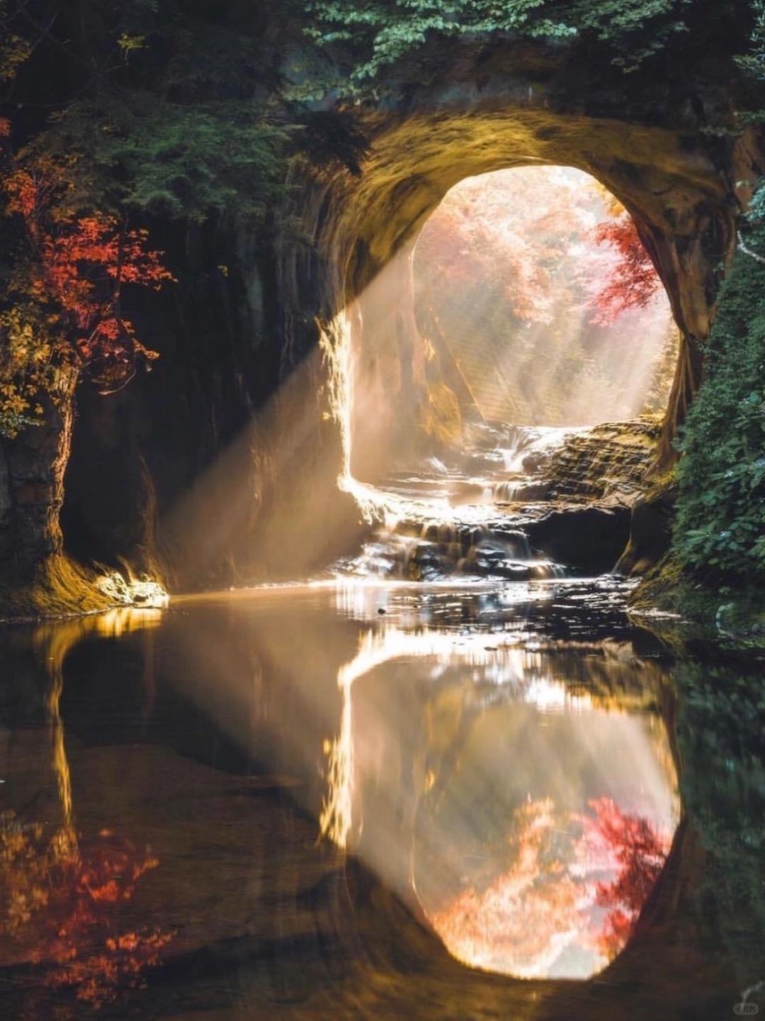 Tokyo-Tokyo Chiba Kameigawa Cave Heart Reflection Waterfall, with a rainbow in the sunlight