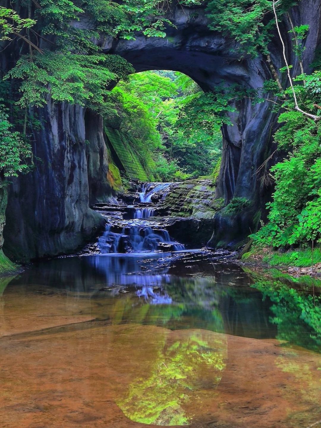 Tokyo-Tokyo Chiba Kameigawa Cave Heart Reflection Waterfall, with a rainbow in the sunlight